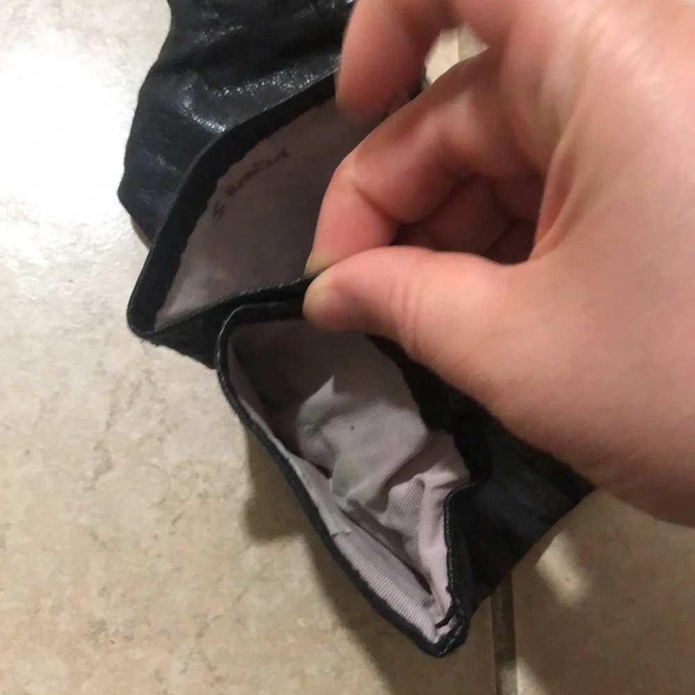 Womens black genuine leather gloves. Size small/medium.